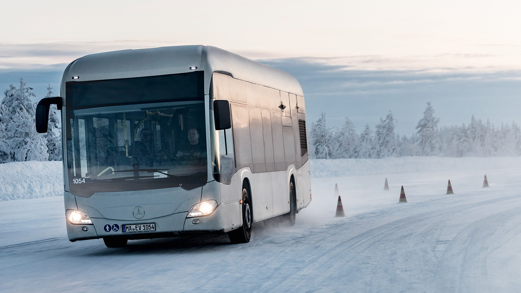 Автобусы зим. Мерседес 47. Mercedes-Benz o404. Новые автобусы Мерседес. Mercedes Bus Snow.